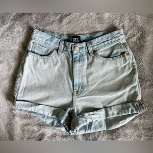 Urban Outfitters mom jean shorts 💙🌀